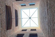 Fragment postindustrialnej architektury na tle czerwonej cegły i okien