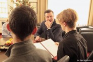 Młodzi dziennikarze i literaci z Zespołu Szkół nr 2 z wizytą u prezydenta miasta, Rafała Piecha.