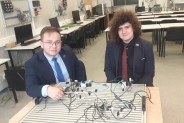 mechatronicy podczas zajęć z układem pneumatycznym