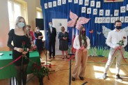 Młodzież z kwiatami