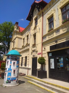 Żółty budynek SCK Bytków oraz słup ogłoszeniowy