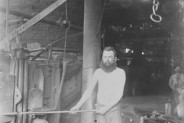 Hutnik przy pracy, ok. 1910 r.