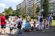Na parkingu SCK Bytków dzieci i rodzice biorą udział w spektaklu Cyrk Bobas. Ubrany koloroweo…