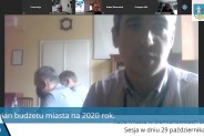 Zrzut ekranu z XXIII sesji Rady Miasta. Widoczny Krzysztof Rycman, naczelnik Wydziału Inwestycji.
