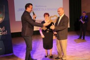 Prezydent Rafał Piech wręcza Seniorom klucze do bram miasta podczas Senioraliów w 2017 r.