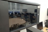 Pracownia informatyczna w odbiciu szyby szafki rozdzielczej