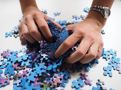 Ręce podczas układania puzzli