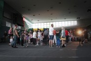 Widok na kolejkę do dmuchańców. W tle scena i animacje superbohaterów