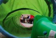 Widok przez zielony tunel w stronę zgromadzonych gości