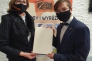 Dyrektor szkoły z uczniem