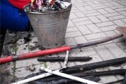 Zanieczyszczenia i śmieci wydobywane z wpustów i studzienek kanalizacyjnych.