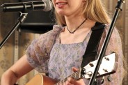 dziewczyna grająca na gitarze