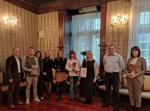 9 osób zaproszonych na wręczenie najlepszych siemianowiczan XIII edycji Silesia Marathonu na tle…