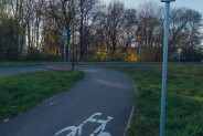 Fragment powstałej ścieżki rowerowej. Po prawej stronie trasy usytuowany jest znak drogowy,…