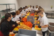 Uczniowie klasy  2 i 3 technik żywienia - przygotowują śniadanie wielkanocne.