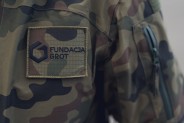 Zdjęcie fragmentu kurtki wojkowej z emblematem fundacji GROT