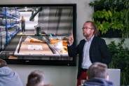 Wykład Łukasza Lamży na temat najnowszych technologii, testów i badań robotów humanoidalnych