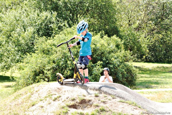 Pokazy efektownej jazdy na pumptracku.