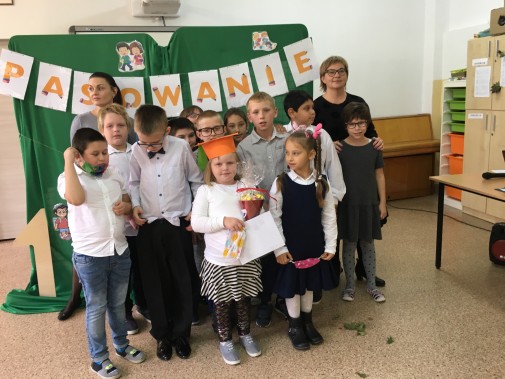 Maja z nauczycielkami, w otoczeniu starszych kolegów