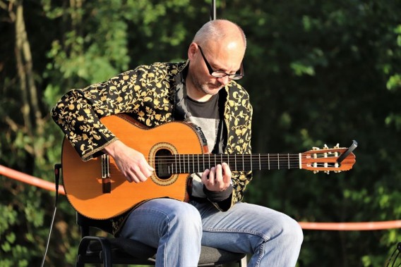 Zbliżenie na sylwestkę gitarzysty Adama Bula, podczas koncertu Chill Time pod szybem Krystyn