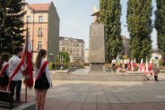 Pomnik Czynu Powstańczego. Na pierwszym planie delegacja szkolna ze sztandarem.