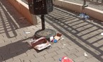 Skandaliczny bałagan przed galerią