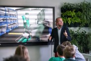 Wykład Łukasza Lamży na temat najnowszych technologii, testów i badań robotów humanoidalnych