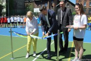 Uroczysty moment przecięcia wstęgi i symbolicznego otwarcia boiska. Od lewej: prezydent Rafał…