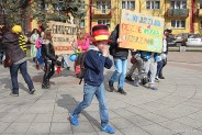 Korowód nauczycieli i uczniów gimnazjum nr 4 na Rynku Miejskim