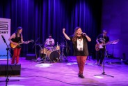 Na zdjęciu zespół bluesowy East Earth Band na scenie. Dwóch gitarzystów, perkusista i wokalista