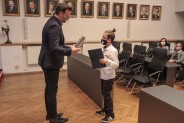 Prezydent wręcza listy gratulacyjne i nagrody.