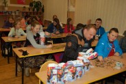 Podliczanie zebranych pieniędzy podczas 24 Finału WOŚP w Szkole Podstawowej nr 13 w…