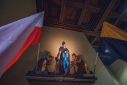 Figura św. Floriana w kościele św. Antoniego, po bokach flaga polska (po lewej) i śląska (po prawej)