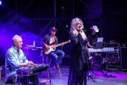 Koncert Alicji Boncol i Koalicji podczas Pikniku Country. Na scenie Alicja w długiej, czarnej…