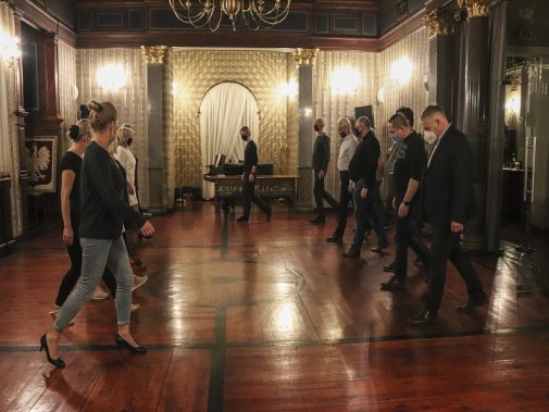 Kobiety i mężczyźni ćwiczą kroki taneczne