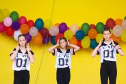 Na żółtym tle sceny amfiteatru wiszą kolorowe balony. Na scenie występuje młodzieżowy zespół…