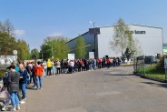 Kolejka ludzi do magazynu pomocowego przy ul. Wyzwolenia.