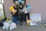 Uczennice z karmą dla zwierząt ze schroniska