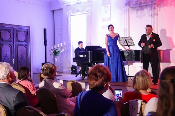 Na scenie Michał Kryworuczko, Lucyna Jarząbek w niebieskiej sukni, Juliusz Ursyn Niemcewicz w…