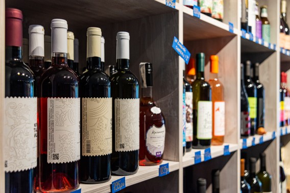 Sklepowy regał z alkoholem.