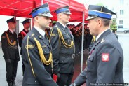 Zastępca Komendanta Wojewódzkiego PSP w asyście Zastępcy Komendanta Miejskiego PSP wręcza…