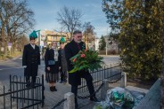 Składanie wiązanki pod pomnikiem