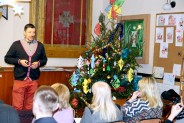 Uczestnicy spotkania wysłuchują prezentacji na temat ogrodów społecznych (2)