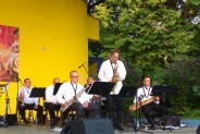 Na scenie big band Siemion Band. Na pierwszym planie Dawid Główczewski- solo na saksofonie