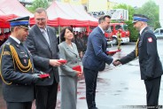 Zastępca Komendanta Miejskiego PSP wręcza medal 30. lecia PSP w Siemianowicach Śląskich…