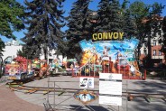 Kolejka szynowa dla dzieci ustawiona na Rynku Miejskim z bohaterami popularnych animacji  na tle…