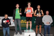 Zwycięzcy w kat. mężczyzn - XVII Ekologicznego Nocnego Biegu Godzinnego na podium.