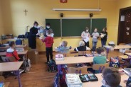 Nauczycielka wręcza dyplomy