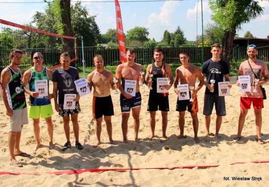Dekoracja najlepszy par uczestniczących w Turnieju Siatkówki Plażowej Mężczyzn.