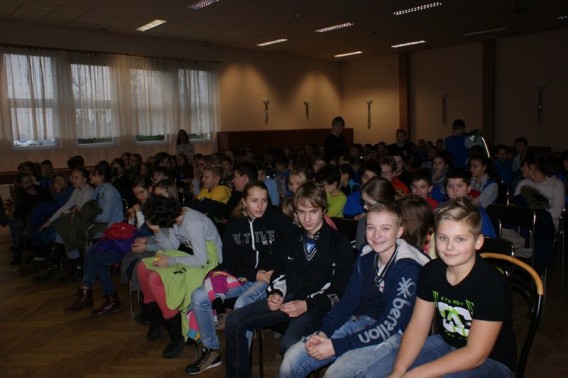 Uczniowie oglądają spektakl profilaktyczno - edukacyjny